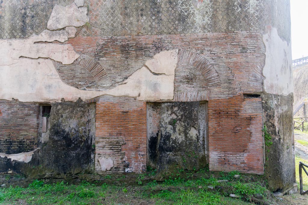 South-western baths, Herculaneum. October 2023. Detail of south end of exterior of west side. Photo courtesy of Johannes Eber.